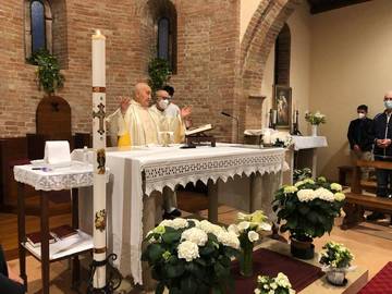 Don Primo Battistini mentre celebra la messa di Trigesima per don Guido Rossi