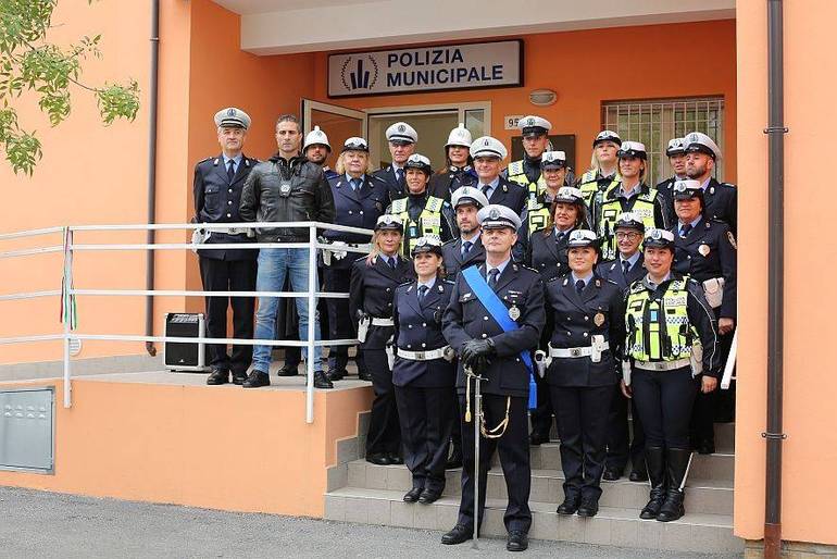 Polizia municipale del Rubicone in posa davanti alla nuova sede (PippoFoto)