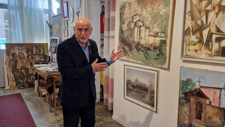 Angelo Fusconi mostra dipinti sulla Basilica del Monte (foto Mv)