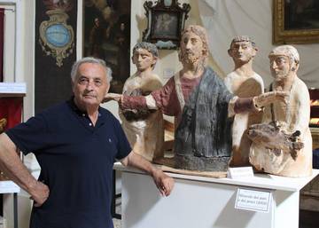 Giorgio Buda, direttore del Museo di arte sacra, con il "Miracolo dei pani e dei pesci" di Fioravanti