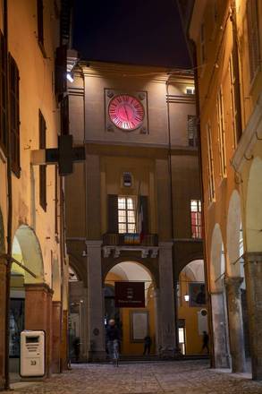 Palazzo Albornoz con orologio in rosa