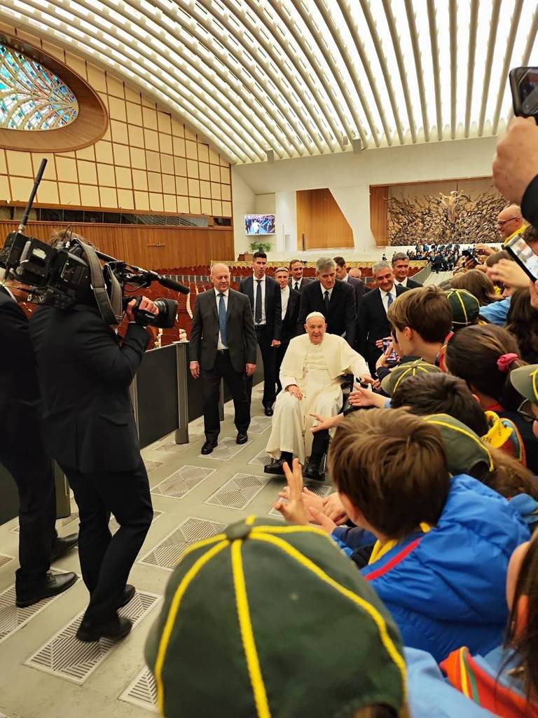 gli scout salutano il papa.20.4.2024