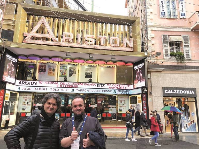 i fratelli Stefano e Gianluca Nanni davanti al teatro Ariston in occasione della loro partecipazione al Festival di Sanremo_febbraio 2020.jpg