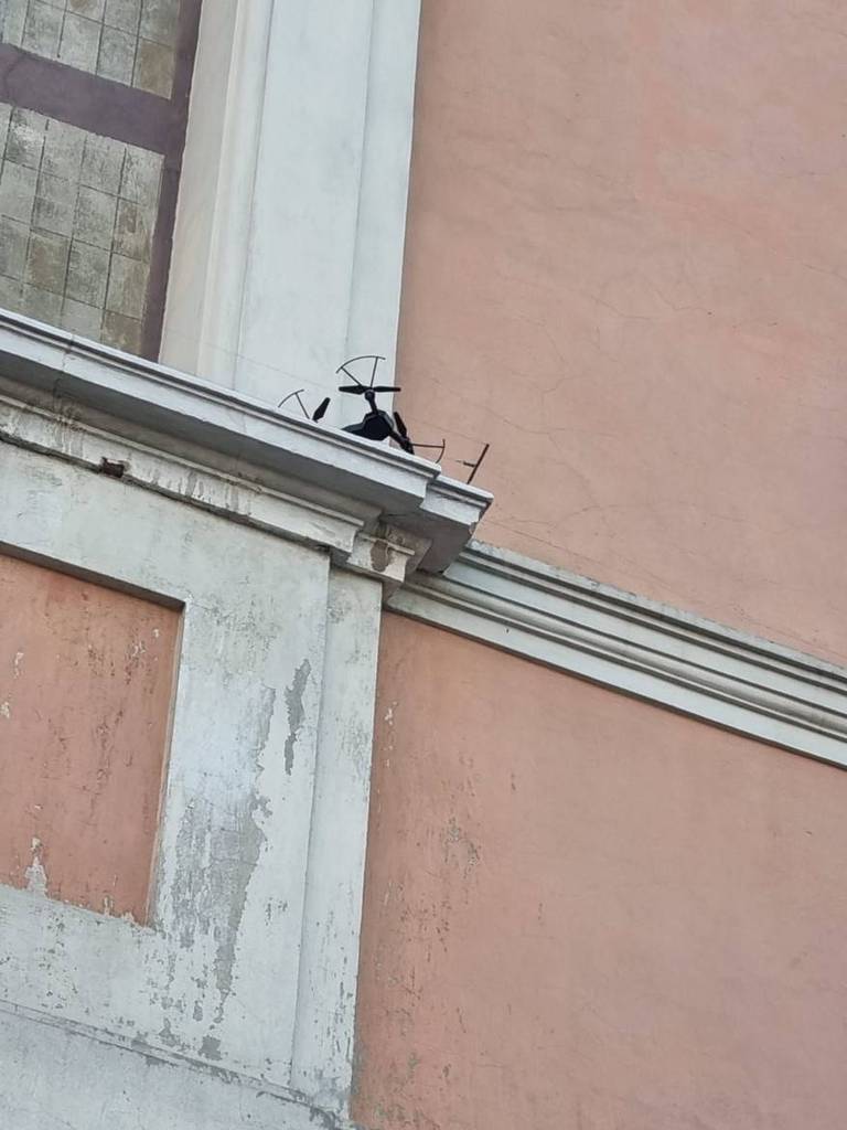 Il drone incastrato su palazzo Oir (foto Sandra e Urbano - Cesena)