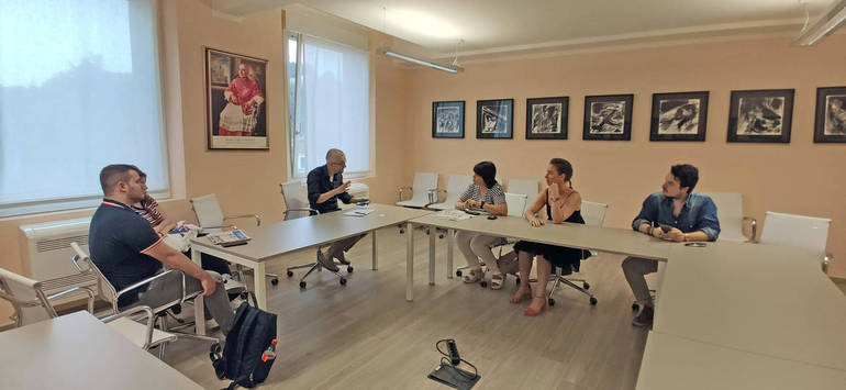 Il gruppo che accompagna la consigliera ucraina nella sala riunioni del Corriere Cesenate