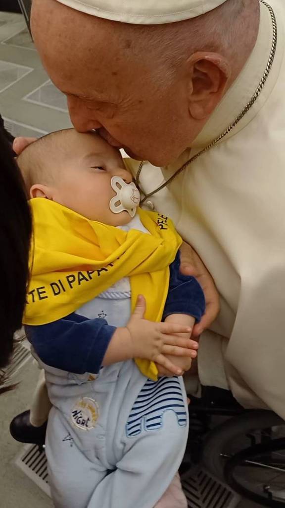 il papa bacia il piccolo riccardo pascucci.20.4.2024