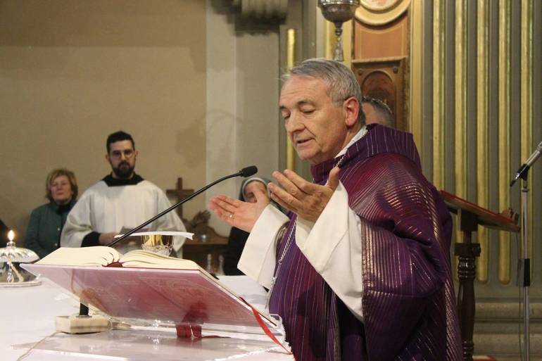 Monsignor Corazza all'altare (foto Mv)