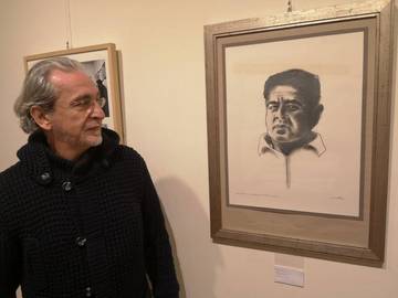 Flaminio Balestra osserva un ritratto di Tito Balestra