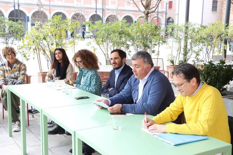 Al tavolo dei relatori, da sinistra: Carmelina Labruzzo, Enzo Lattuca, Alessandro Fusaroli, Gilberto Zoffoli (foto: Sandra e Urbano fotografi, Cesena)