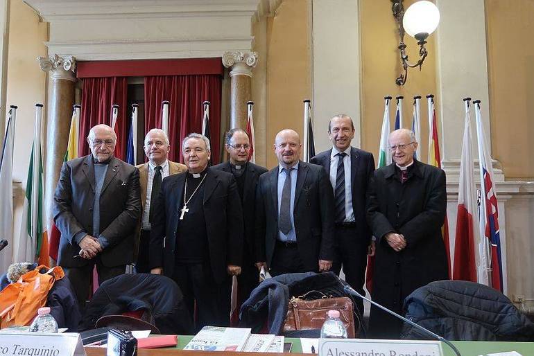 da sinistra: Giovanni Rossi, Marco Tarquinio, monsignor Livio Corazza, don Ivan Maffeis, Davide Drei, Alessandro Rondoni, monsignor Tommaso Ghirelli (PippoFoto)