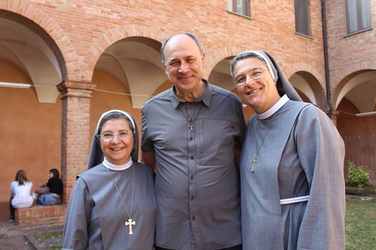 I religiosi in partenza: da sinistra, suor Emilia, padre Federico e suor Barbara (foto: Venturi)