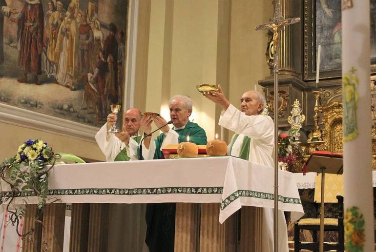 All'altare, da sinistra, il diacono Giorgio Fagioli, don Domenico Altieri e don Primo Battistini