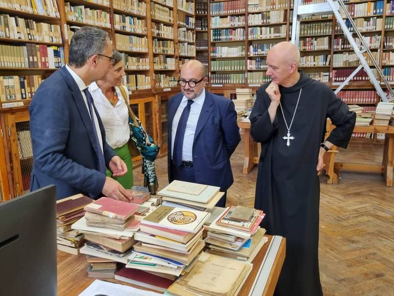 Ministro Sangiuliano e abate Mauro in biblioteca (foto Sandra e Urbano - Cesena)