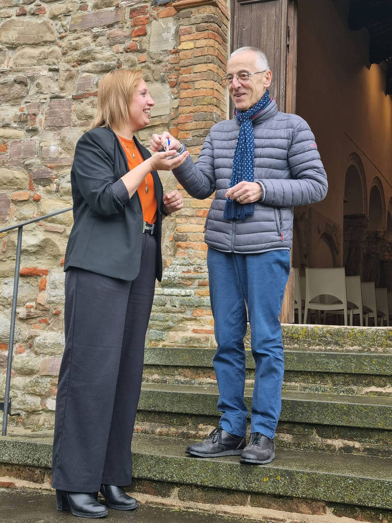 consegna di chiavi tra il professor Marino Mengozzi e Lucia Beleffi, di Dmc