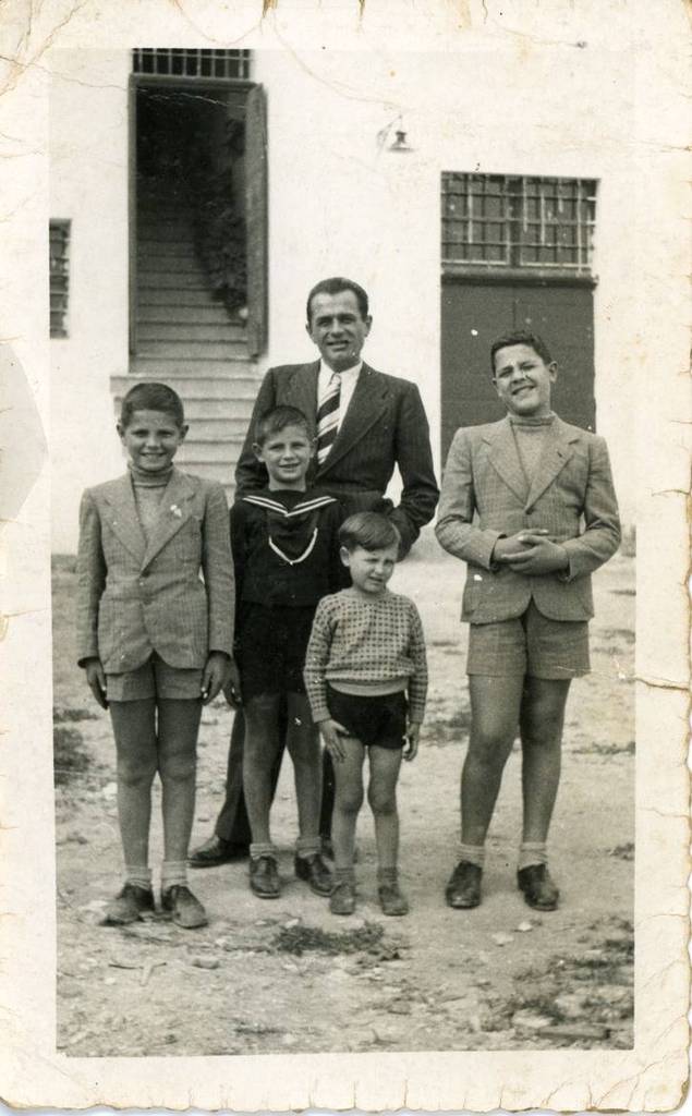 Nella foto Tito Balestra (a destra) insieme al padre Flaminio e i fratelli Giorgio, Romano e Piero, Longiano 1938 (Archivio Fondazione Tito Balestra Onlus)