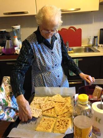 Nonna maria prepara i tortelli alla lastra