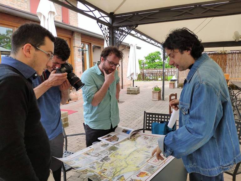 Paolo Turroni mostra il corso dell'Urgòn al giornalista belga Teun de Voeght