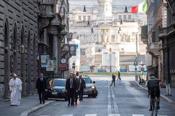papa a piedi.foto vatican media.15.3.2020