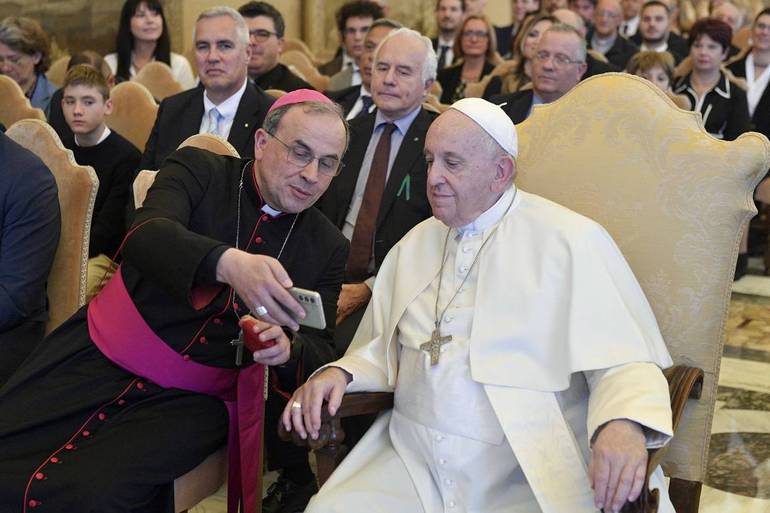 il vescovo Domenico Pompili e papa Francesco - foto VaticanMedia/Sir