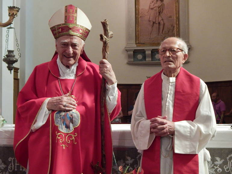 Monsignor Bettazzi a Longiano nel luglio 2015 per i 70 anni di sacerdozio dell'amico monsignor Mario Lucchi (foto: archivio Venturi)
