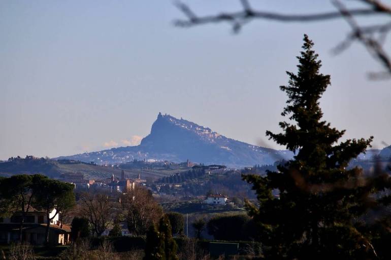 San Marino vista dal colle del Monte di Cesena