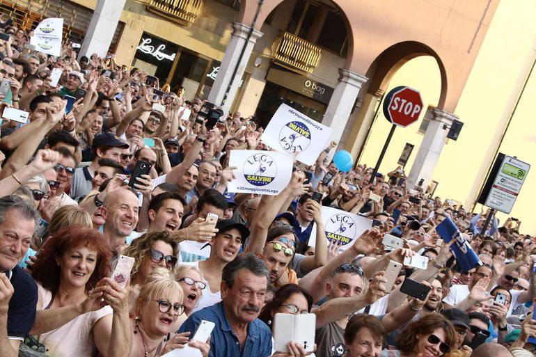Sostenitori di Salvini al suo comizio - Foto Sandra e Urbano