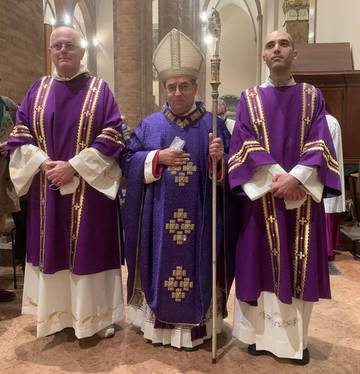 vescovo douglas e due nuovi diaconi.28.11.2021.ridotta