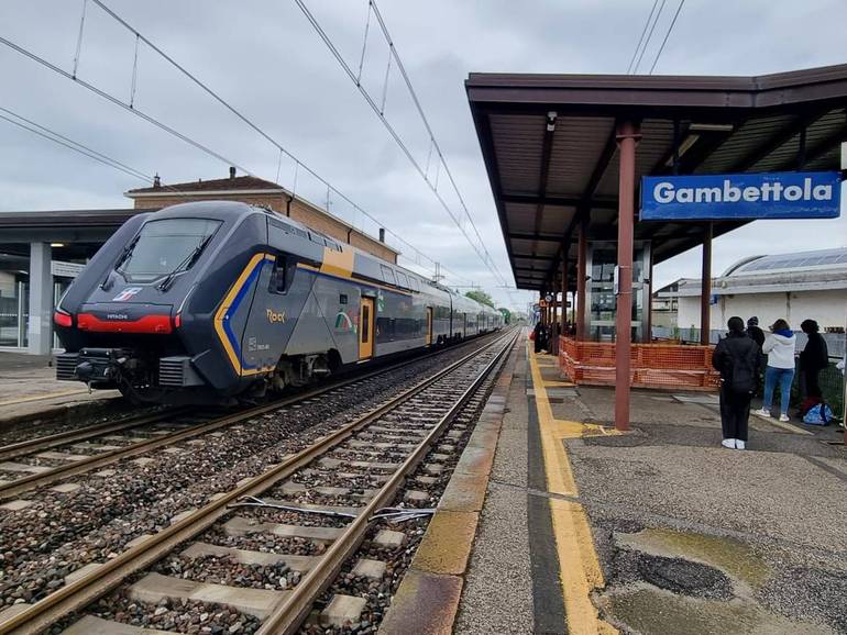 Treno fermo in stazione a Gambettola per il maltempo (foto: Sandra e Urbano, Cesena)