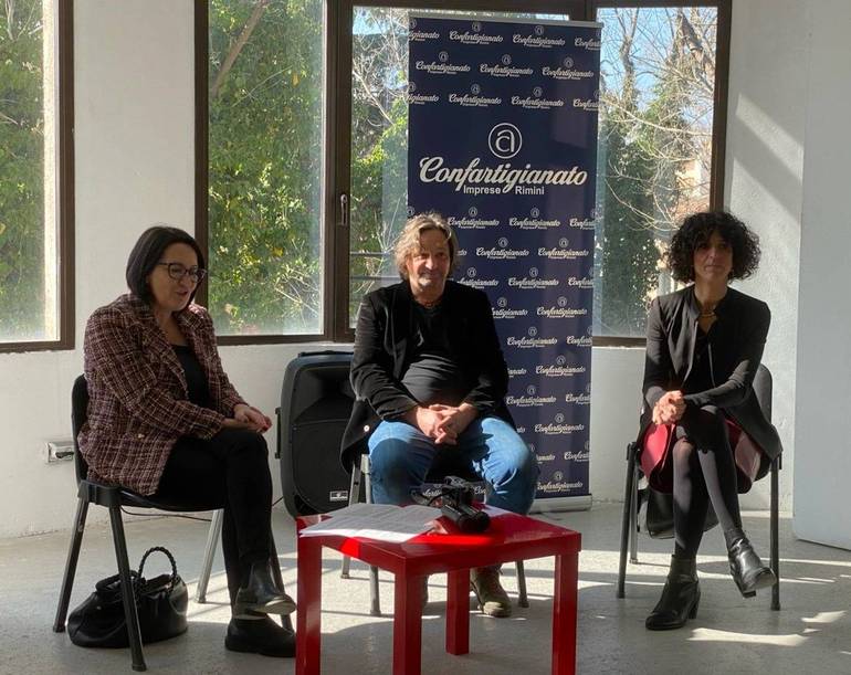 Da sinistra: Emma Pettiti, Giampiero Corelli e Chiara Bellini ieri a Rimini