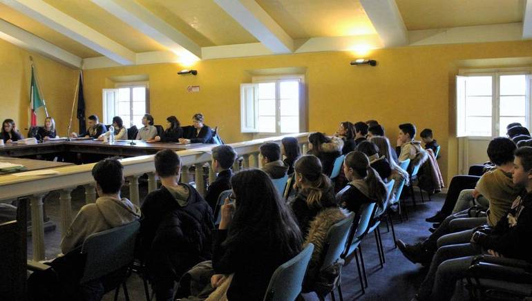 Ragazzi dell'Istituto comprensivo di Longiano partecipano a una seduta del Consiglio comunale (foto archivio Venturi)