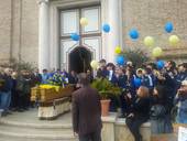 Palloncini gialli e blu ai funerali di Mariacristina De Zardo