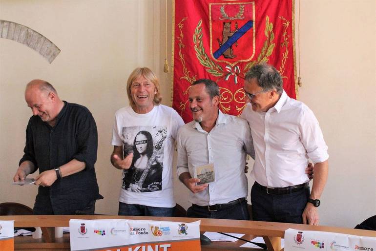 da sinistra: Giuliano Sangiorgi (Mei), Moreno il Biondo, Roberto Pari (vicesindaco Gatteo), Quintino Sabattini (sindaco Sogliano)