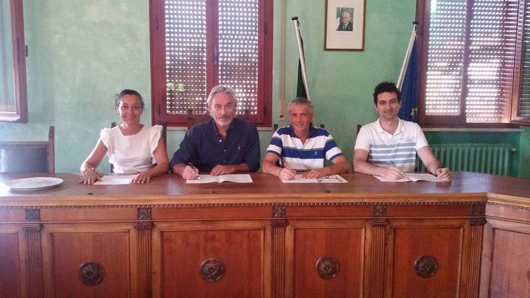 Al centro, da sinistra, il sindaco di Gambettola Roberto Sanulli e il suo vice Eugenio Battistini