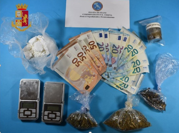 Arrestato spacciatore, trovate sostanze stupefacenti nascoste nell'abitazione per 9000 euro