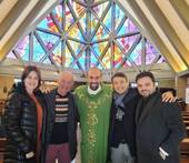 Da sinistra, nella foto: Federica Marson del consiglio interparrocchiale di Ac, Rosauro Amadori, don Filippo Cappelli, Luca Ravaglia e Lorenzo Spada
