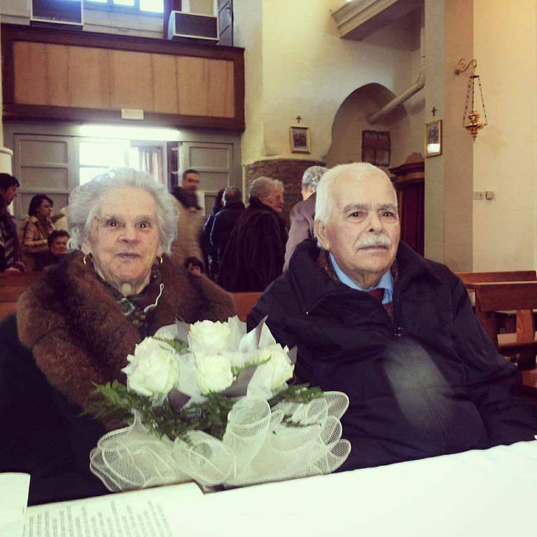 In coniugi Drudi in una foto di qualche anno fa durante la celebrazione degli anniversari di matrimonio, in chiesa, a Badia di Longiano