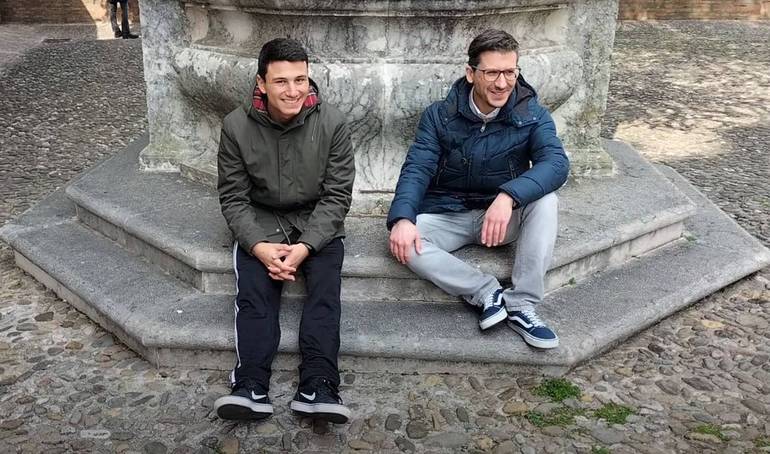 Nella foto Matteo Venturi (sulla destra) con il giovane supporter Nicola Buratti in un'immagine dallo spot video