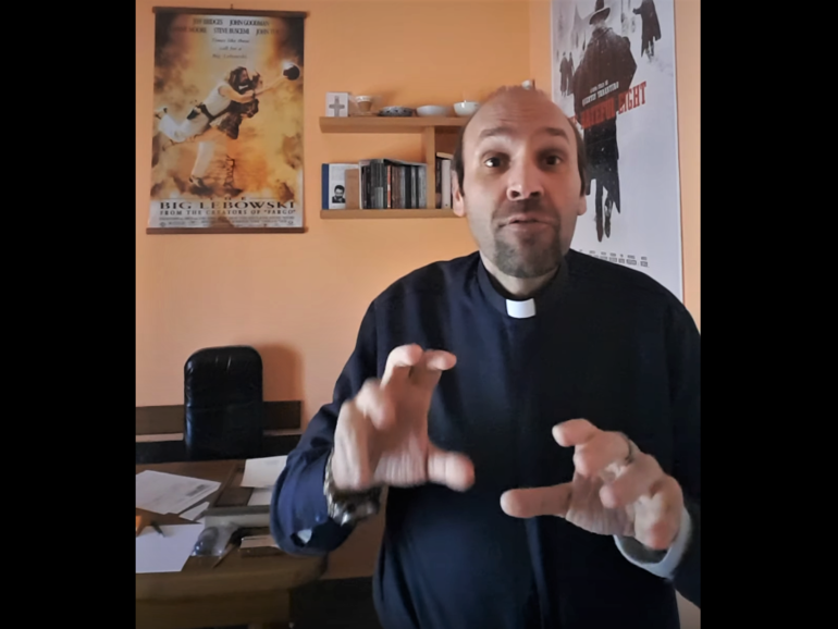 Don Filippo Cappelli in un fotogramma della sua catechesi su YouTube