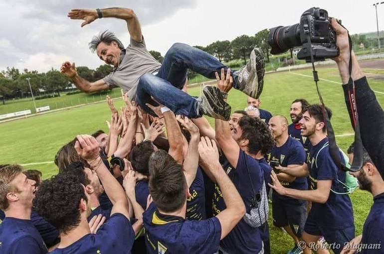 Oscar Farneti portato in trionfo dai suoi giocatori - Foto per gentile concessione ufficio stampa del Comune di Savignano