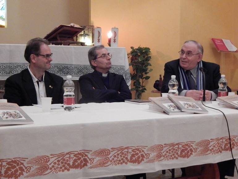 Da sinistra: Magnani, monsignor Regattieri e Casalini alla presentazione del libro, qualche anno fa a Crocetta
