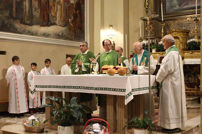 All'altare, da sinistra, don Stefano Pasolini, mons. Pier Giulio Diaco, don Luigi Moretti, padre Primo Battistini (foto Venturi)