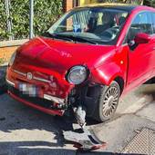 La Fiat 500 incidentata (foto: Polizia locale Unione Rubicone e Mare)