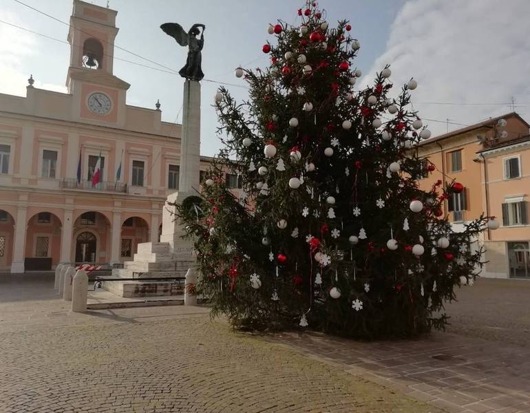 Savignano, albero di Natale in piazza Borghesi