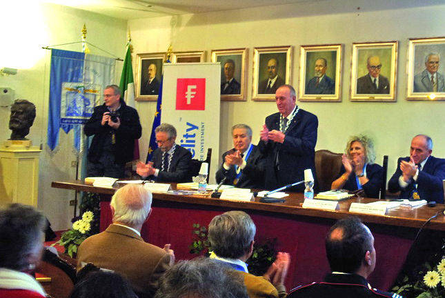 Roberto Valducci, in piedi al centro, nel novembre 2013 - Foto Archivio Corriere Cesenate