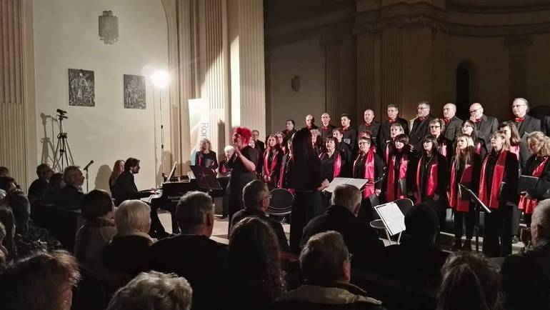 Un immagine del concerto svoltosi ieri nella chiesa parrocchiale di Gambettola con la corale "Antonio Vivaldi". In primo piano, Angela Mazza, soprano