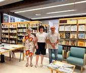Nella Biblioetca comunale, l'assessora Serena Zavalloni fra i bibliotecari Maria Cristina Collini e Vincenzo Franciosi