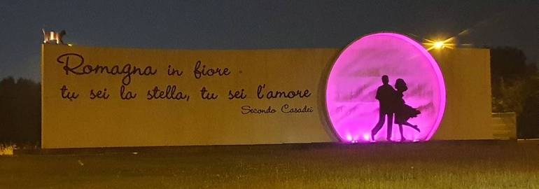 Rotonda "Romagna mia" illuminata