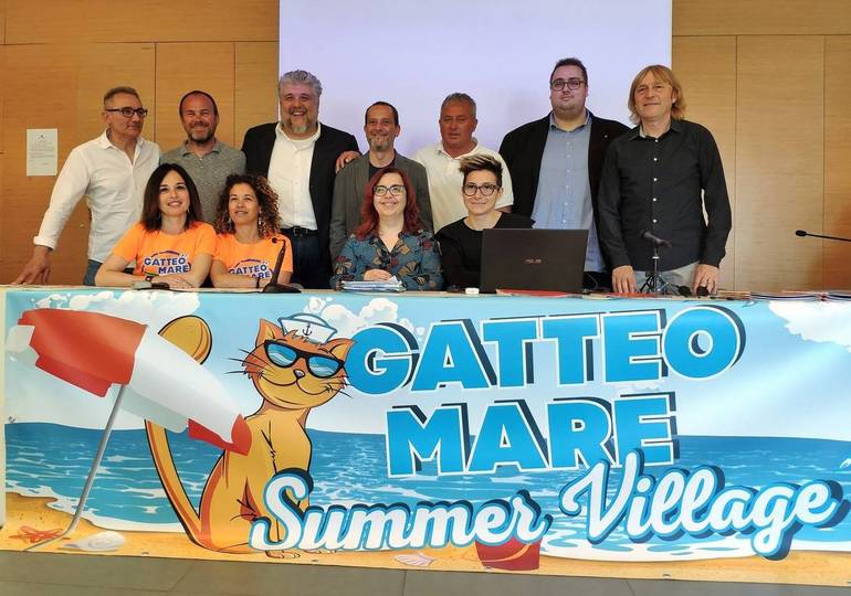 Giunta comunale di Gatteo e membri dell'associazione "Gatteo Mare turismo" (foto Venturi)