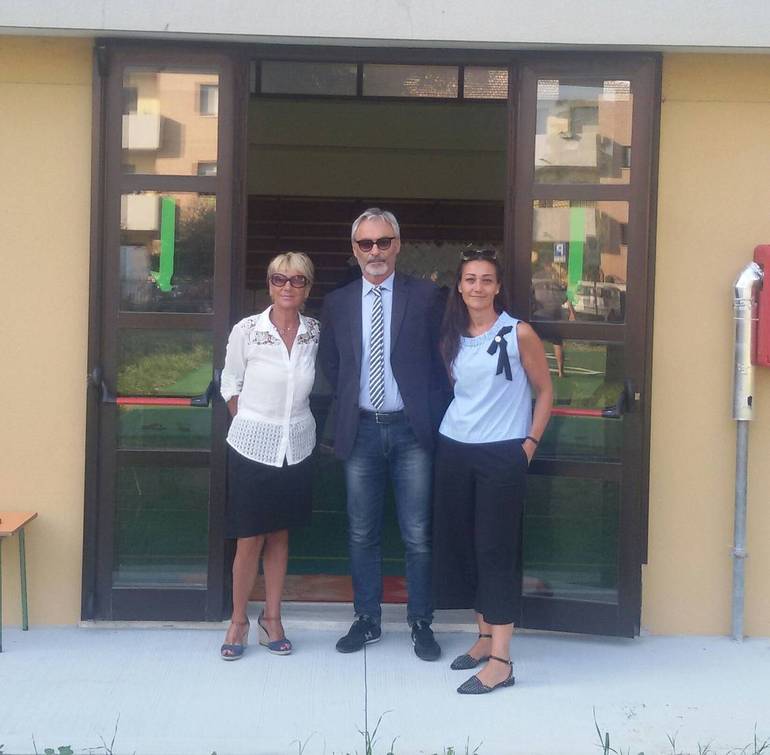 Nella foto il sindaco Sanulli e l'assessore Bagnolini in visita alla scuola primaria Pascoli insieme alla dirigente scolastica Francesca Angelini