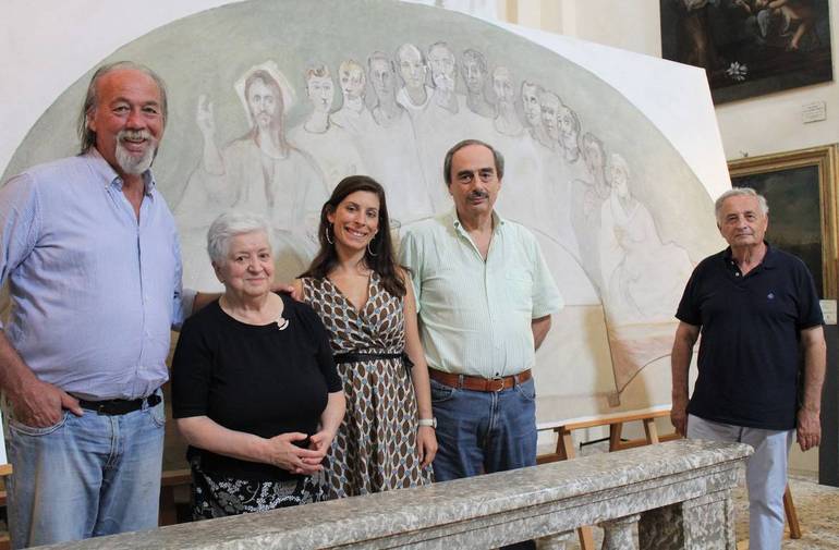 Da sinistra, il sindaco Battistini, Adele Briani, gli assessori Maestri e Maroni e Giorgio Buda. Alle loro spalle, il Cenacolo di Fioravanti